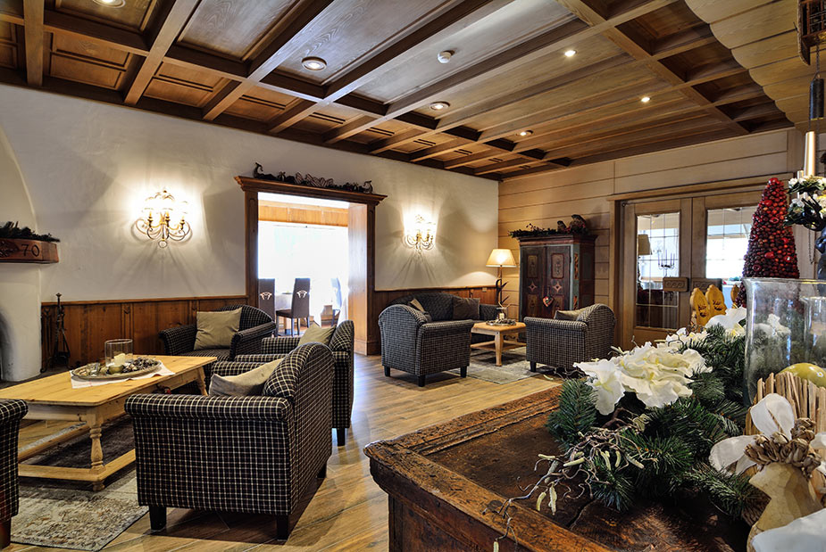 Werfen Sie einen Blick auf das traditionelles Ambiente im Hotel Pralong in Wolkenstein in den Dolomiten